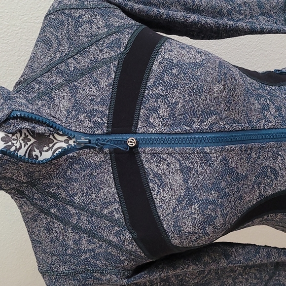 💙 LULULEMON FLORAL ACTIVE JACKET. - Picture 3 of 10